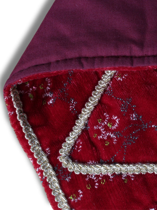 Zühre – Claret Red Velvet and Gold Memories