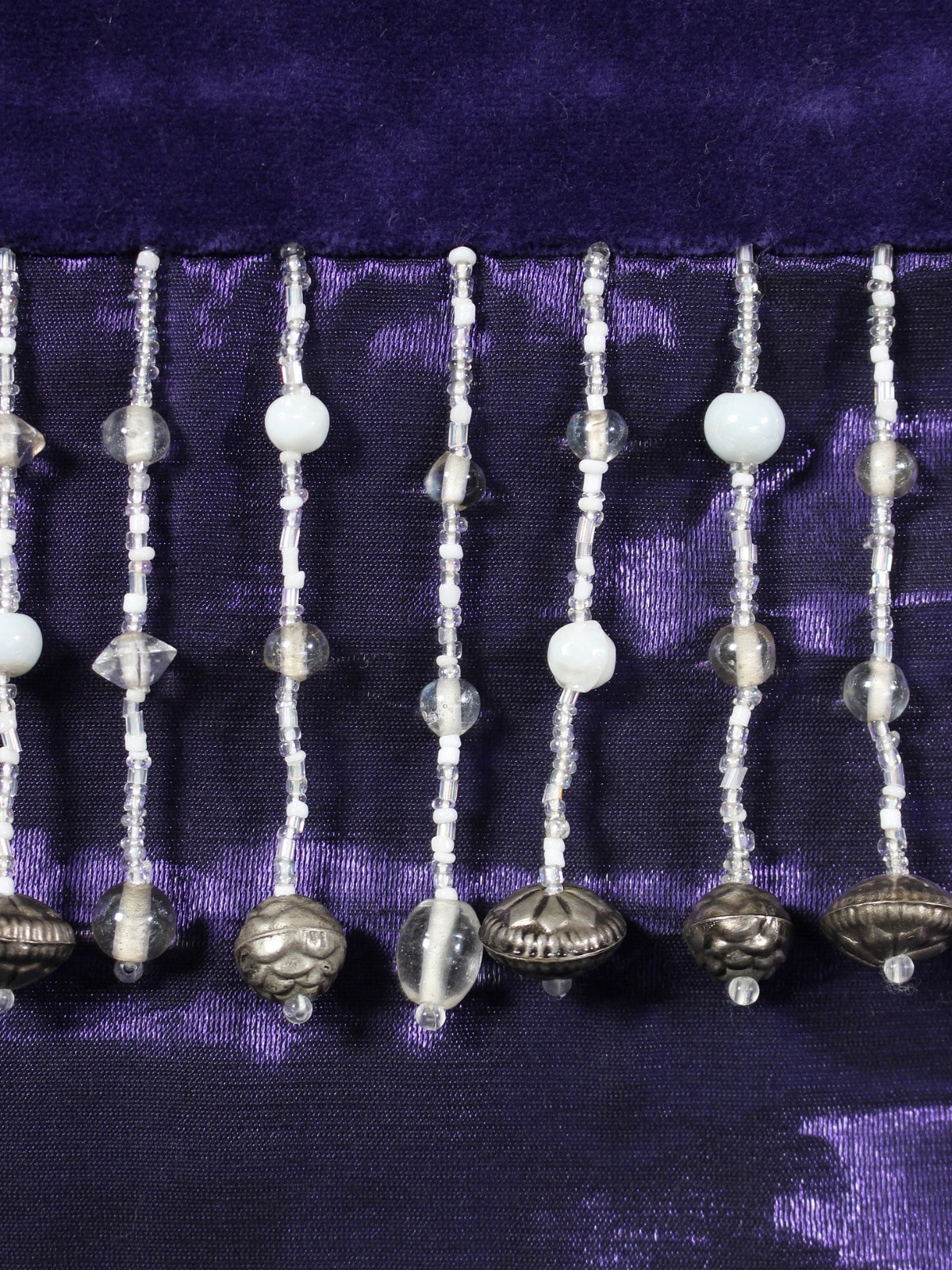 Gece Zarafeti – Kadife Üzeri Kristal Boncuk İşlemeli Mor Kırlent Kılıfı