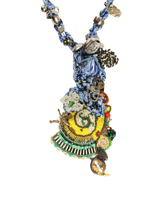 Mavi Tılsım – El Örgüsü Boncuklu Oya ve Metal Objeli Kordon Kolye
