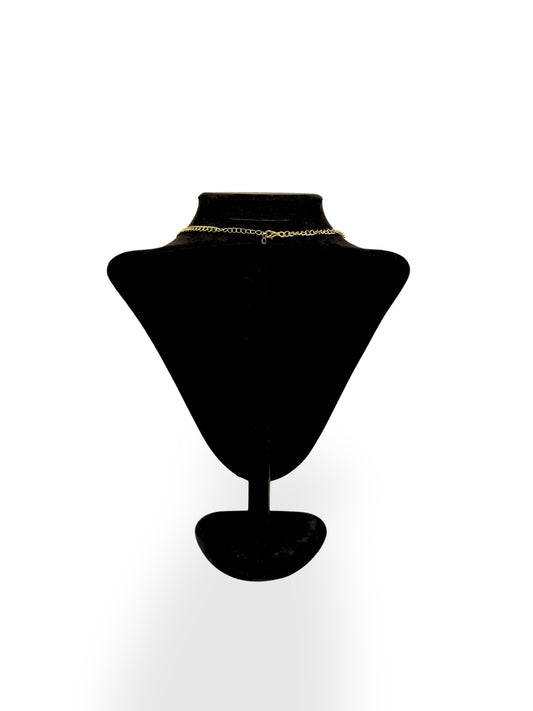 Altın İz – El Örgüsü Motifli Sallantılı Kolye