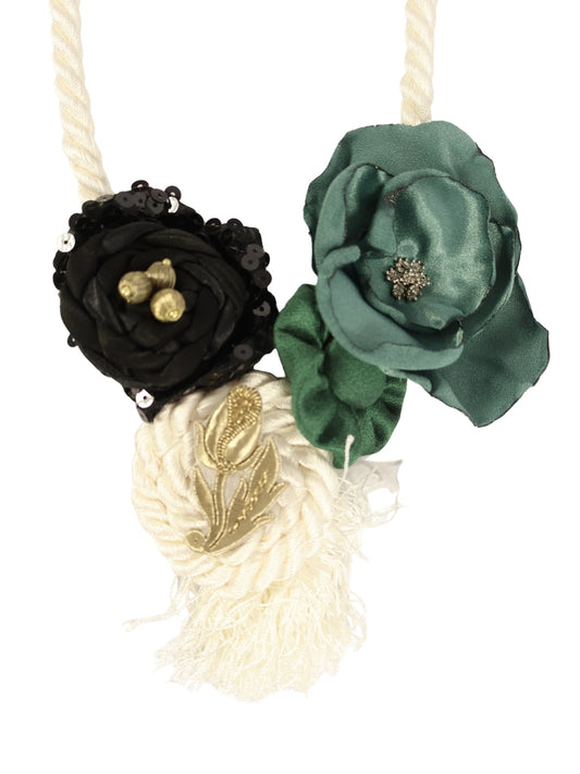 Topaz Bahçesi – Simli Broşlu İpek Kordon Kolye