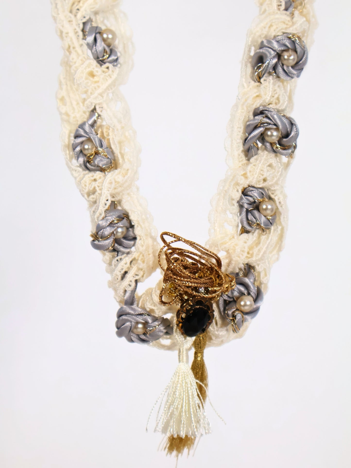 Lemis – Knotted Pearl Shaped Flower Necklace