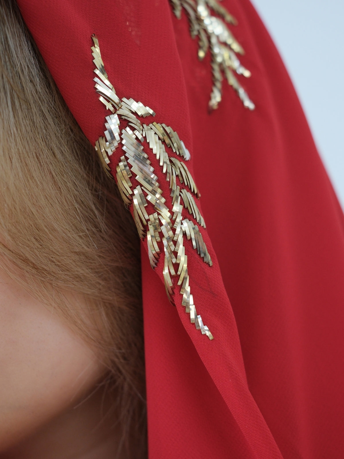 Nurgül – Tel Sarma Desenli Kırmızı Başörtüsü ve Uyumlu Mendil Takımı