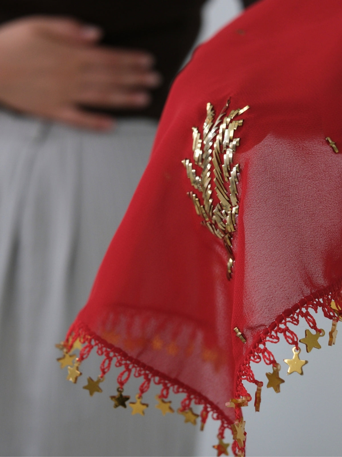 Nurgül – Tel Sarma Desenli Kırmızı Başörtüsü ve Uyumlu Mendil Takımı