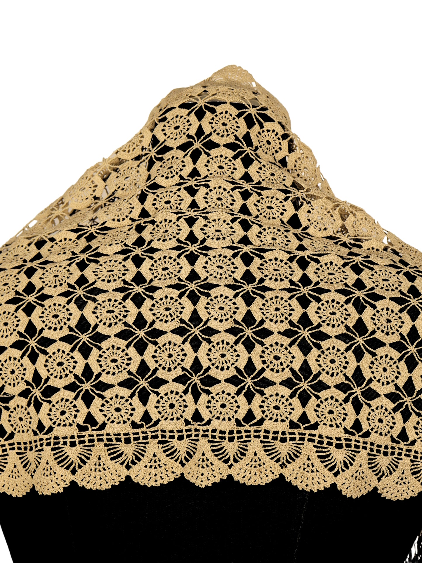 Su Motifi – 1971 El Örgüsü Dantelden Uyarlanan Dekoratif Örtü