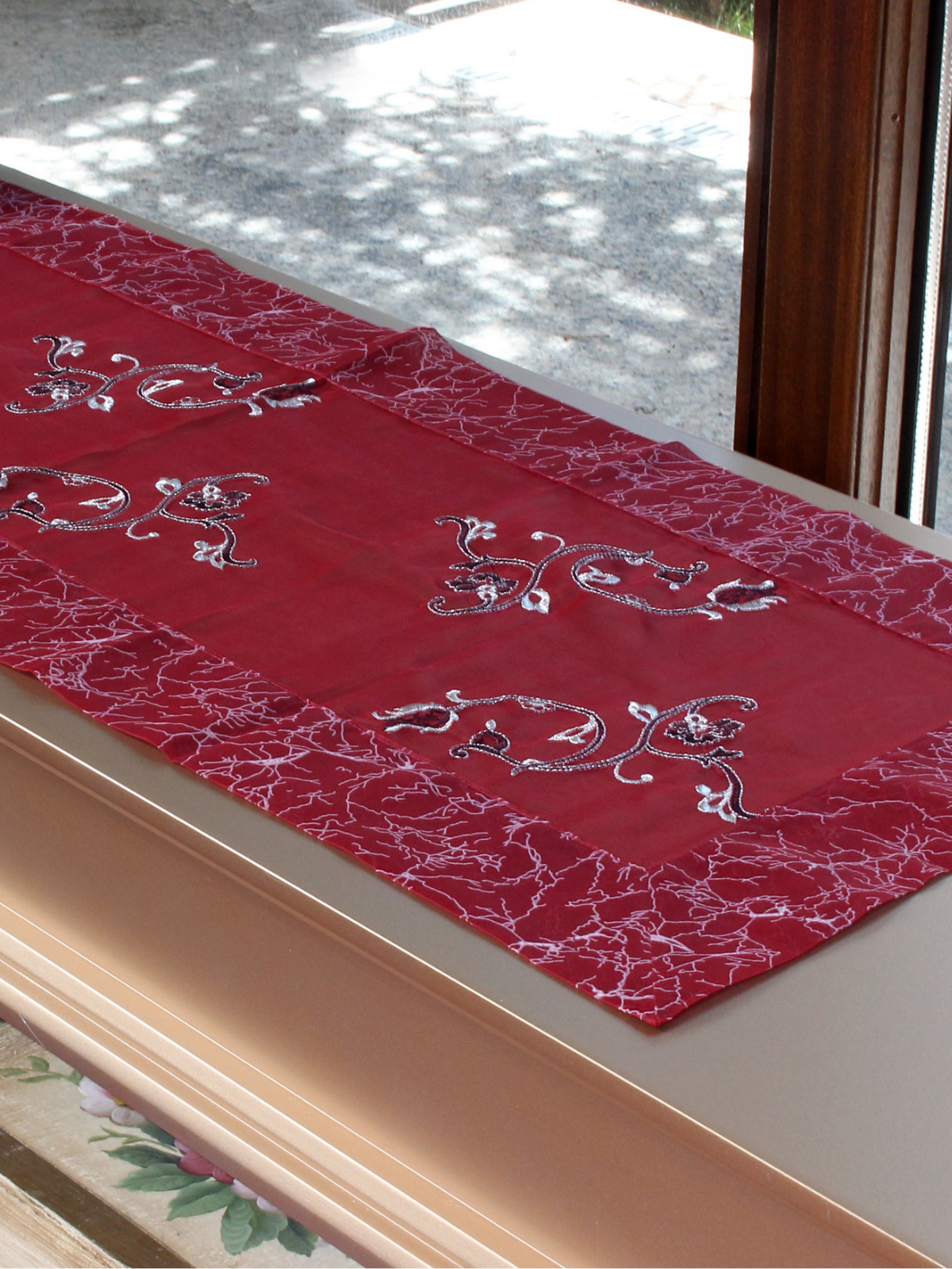 Gümüş Hare – Bordo Organze Üzeri Desenli Şık Dekoratif Örtü