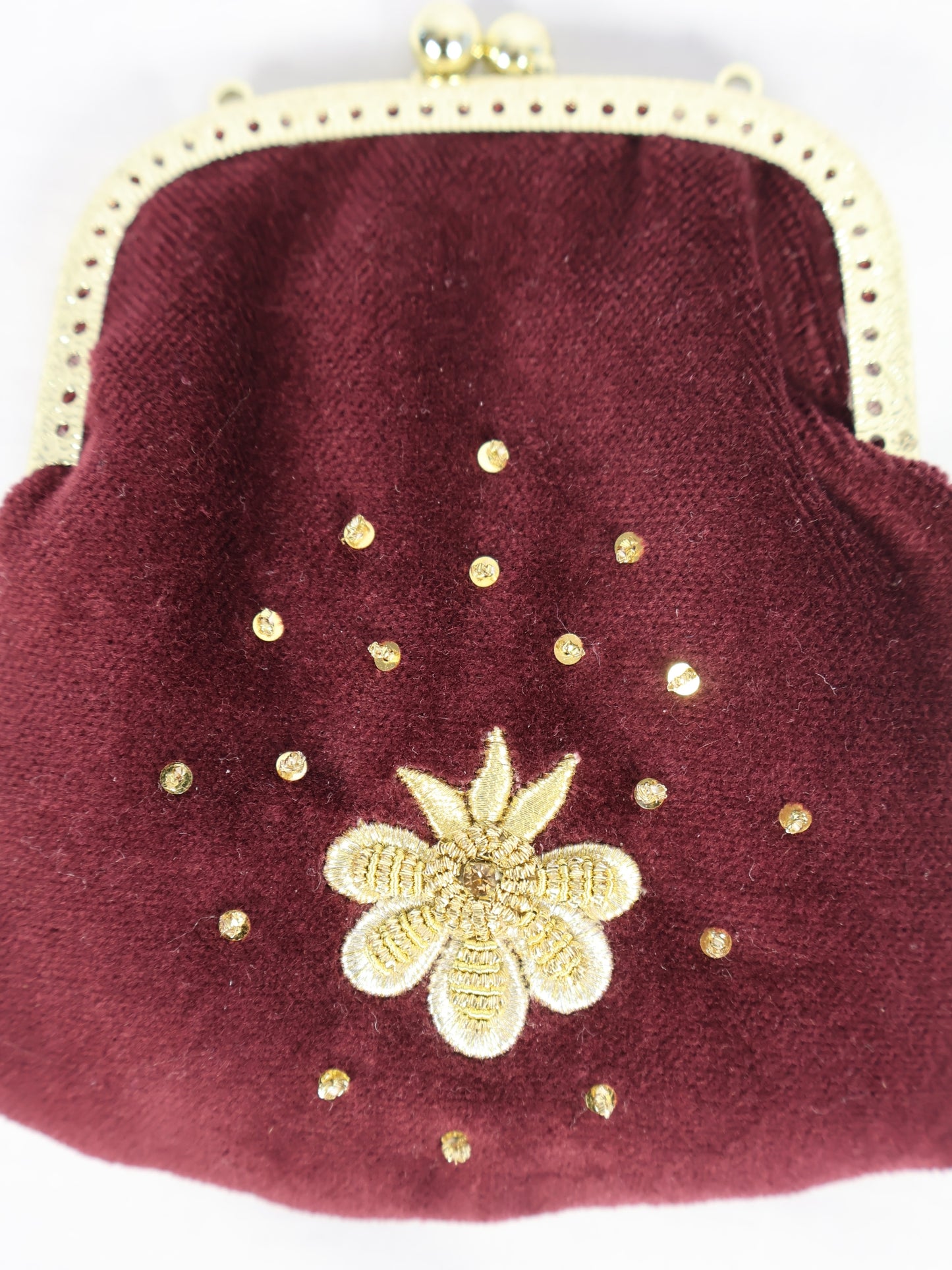 Vişne Işıltısı – Sim Sırma ve Payet İşlemeli Kadife Cüzdan