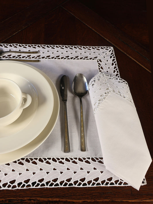 Beyaz Tergal Keten Üzerine Kolber İş Görünümlü Amerikan Servis Takımı