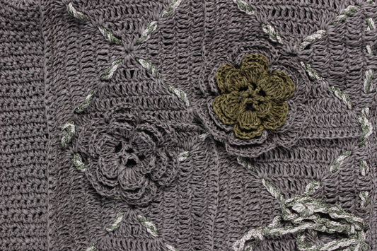 Ajurlu motif detayları, renkli kordon süslemeleri ve iki renkli gül motifleriyle öne çıkan, elde tığla hazırlanmış özel tasarım çanta.