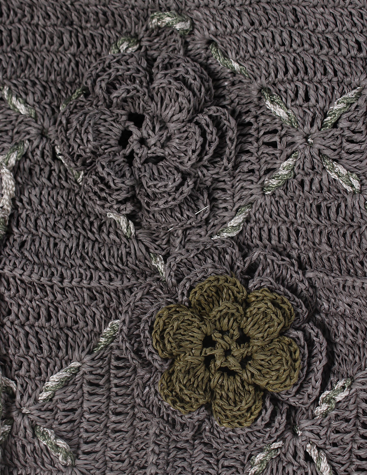 Renkli kordon süslemeleri, ajurlu detayları ve gül motifleriyle zarif bir tasarıma sahip, yaz ve bahar günlerinin vazgeçilmezi olan butik üretim çanta.