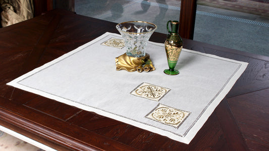 El yapımı özel taban ve kulp tasarımına sahip, zarif detaylarla süslenmiş vintage cam vazo, dekoratif bir obje olarak sergilenebilir.