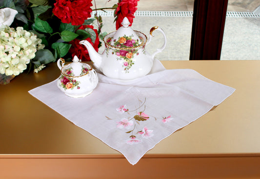 Buket şeklinde çok renkli çiçek işlemeleriyle süslenen antika çin iğnesi örtüsünden özel tasarım ile dönüştürülen tepsi.