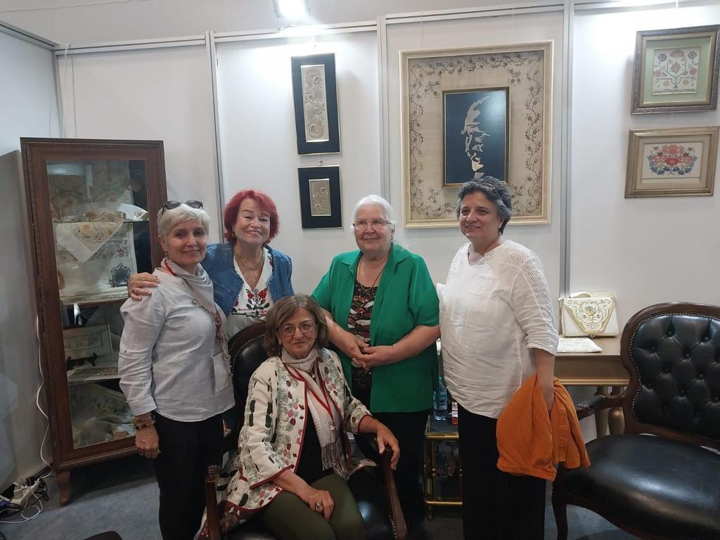 Seher Ayral Craft İstanbul sergisinde ziyaretine gelen sanatseverler ile çekildiği fotoğraf karesi.