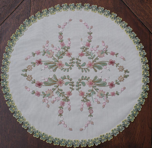 Ekru keten üzerine bilonya nakışıyla işlenmiş, antika değerinde zarif bir dekoratif örtü.