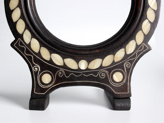 Sedef ve gümüş tel işçiliğinin sanatsal örneği olarak Gaziantep’te üretilen, ayağı ve taç kısmıyla zarafeti tamamlayan benzersiz bir aksesuar.