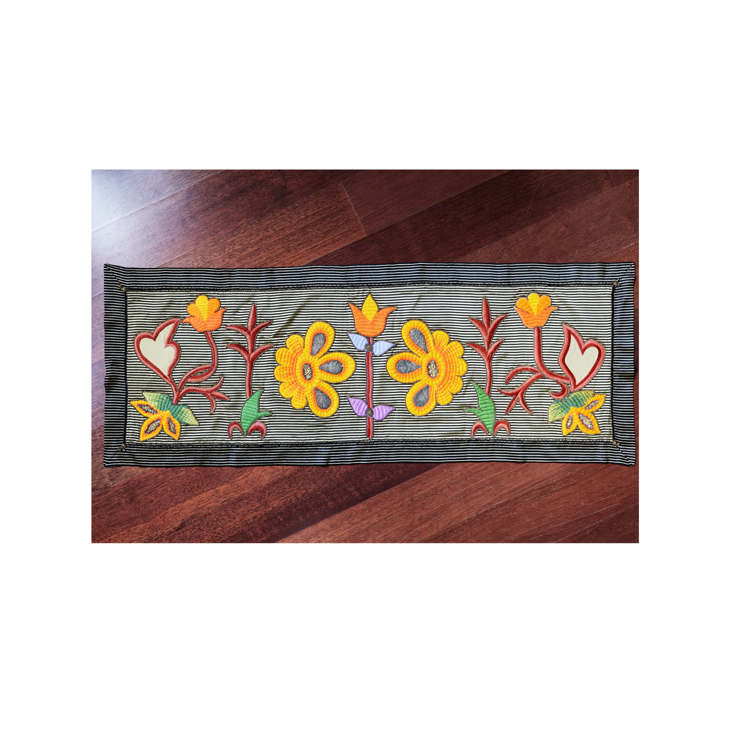 Geçmişin izlerini taşıyan, geleneksel motiflerle bezenmiş el yapımı dekoratif uyarlama sanat eseri.