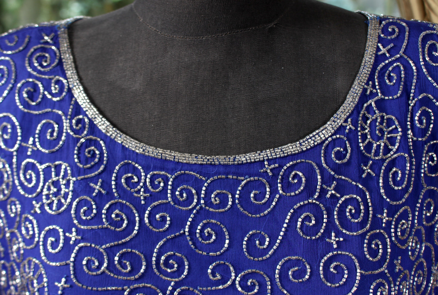 Özel tasarım butik üretim olan bu şık tunik / mini elbise, uzun takma kolları, vatkaları ve yandan derin yırtmaçlarıyla modern bir görünüm sunar.