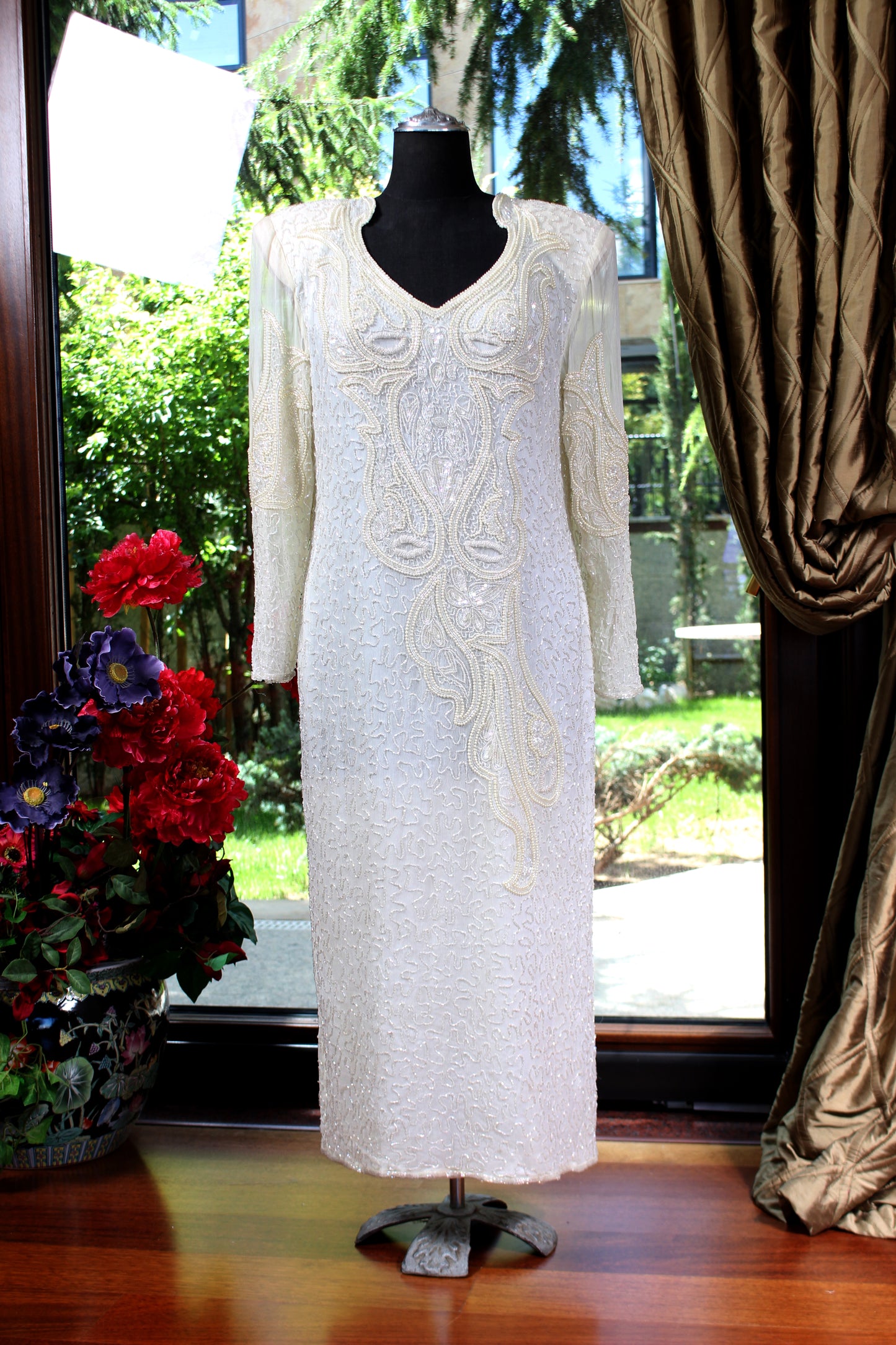 Seher Ayral Haute Couture Atölyesi’nde tasarlanan, ekru ipek bürümcük şifon kumaş üzerine kesme boncuk, payet ve incilerle şal deseni motifi işlenmiş özel tasarım uzun abiye elbise.
