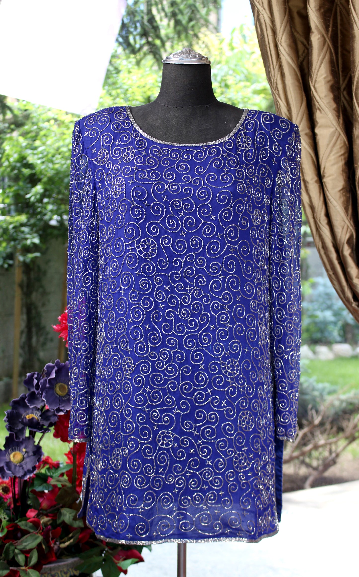 Seher Ayral Haute Couture Atölyesi’nde tasarlanan, lacivert ipek organze kumaş üzerine gümüş boncuk işlemeleriyle süslenmiş uzun kollu tunik bluz / mini elbise.