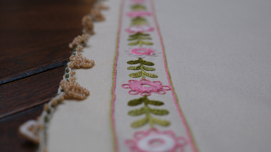 Tığ boncuk işi ve boncuk harç ile süslenmiş kenar detaylarıyla dikkat çeken şık tasarım.