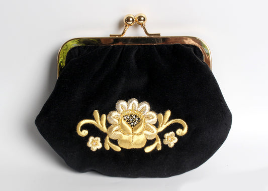 Ankara Olgunlaşma Enstitüsü tarafından üretilen, siyah kadife üzerine sırma işi ve boncuk detaylarıyla işlenmiş, elde ve omuzda taşınabilir, günlük ve özel günler için abiye çanta.