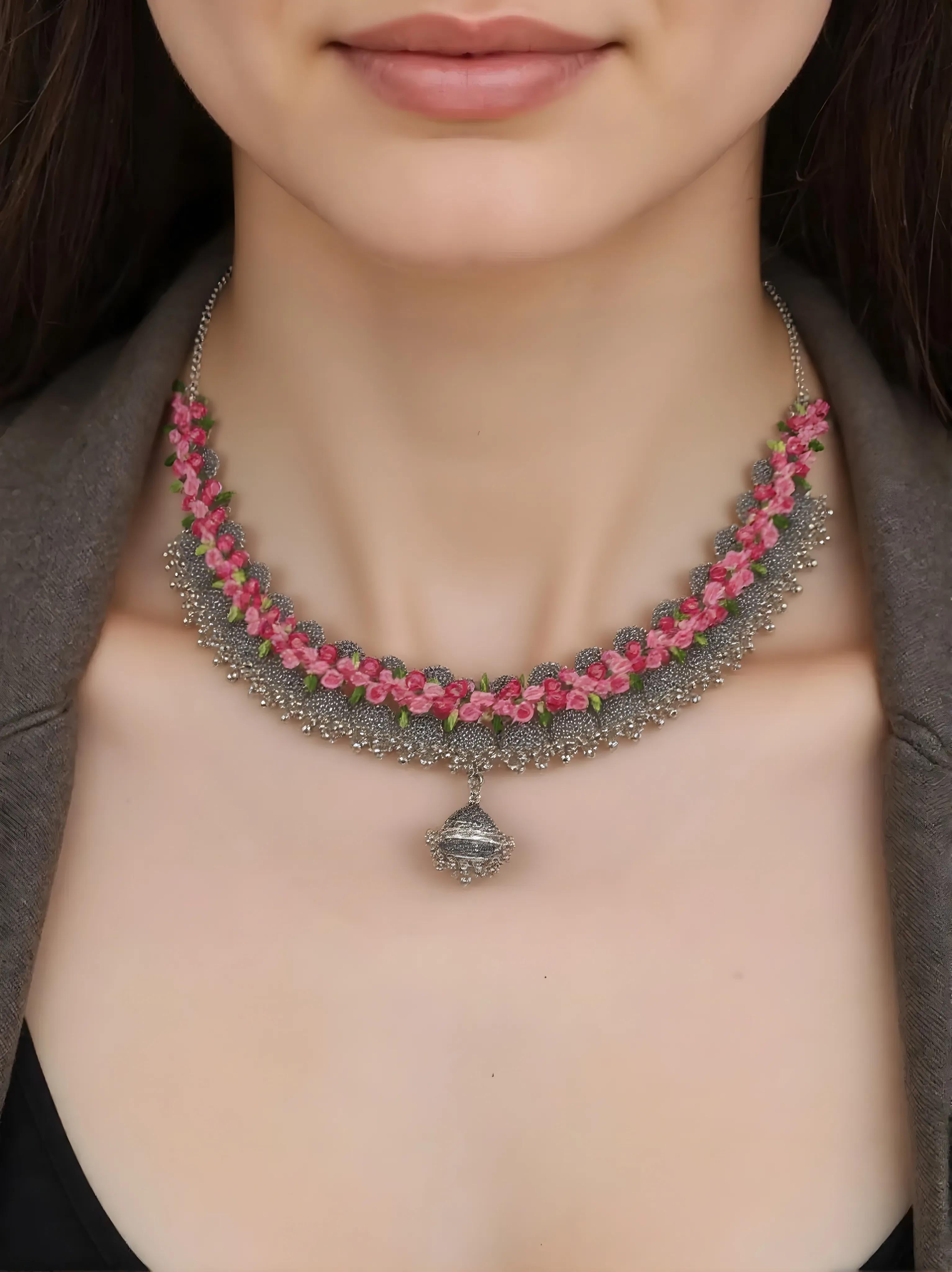 İlay – Çiçek Zinciri ve Gölge Işıltısı Kolyesi