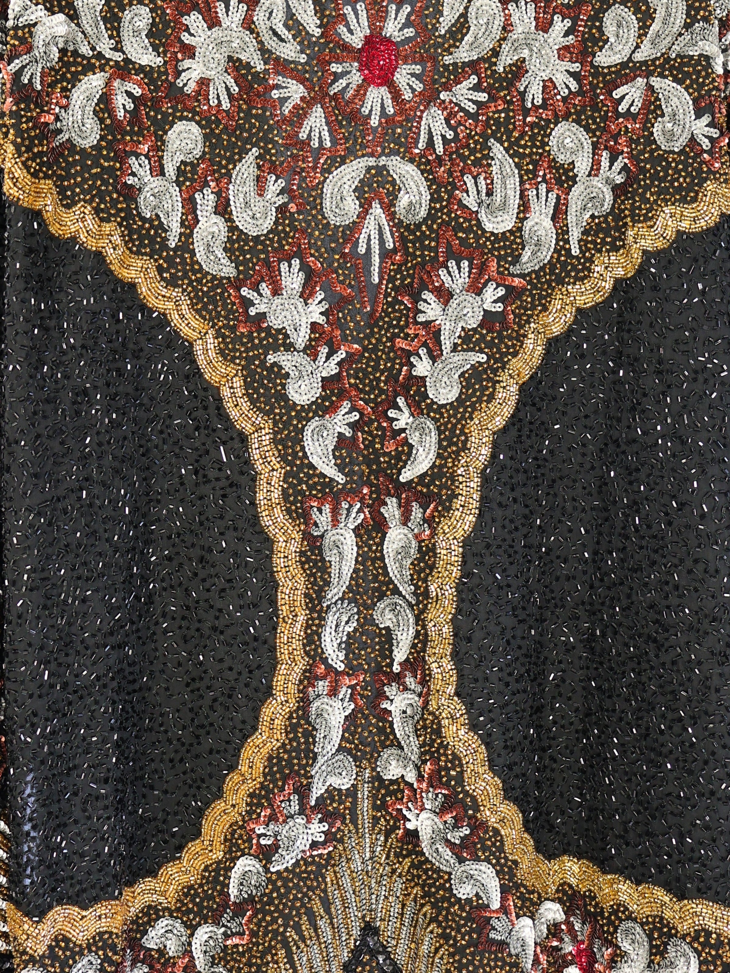 Altın Dokunuş – Siyah, Kırmızı ve Gümüş İşlemeli Hakim Yaka Uzun Ceket