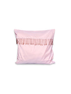 Pudra Zarafeti – Taş Detaylı İpek Tafta Kırlent Kılıfı