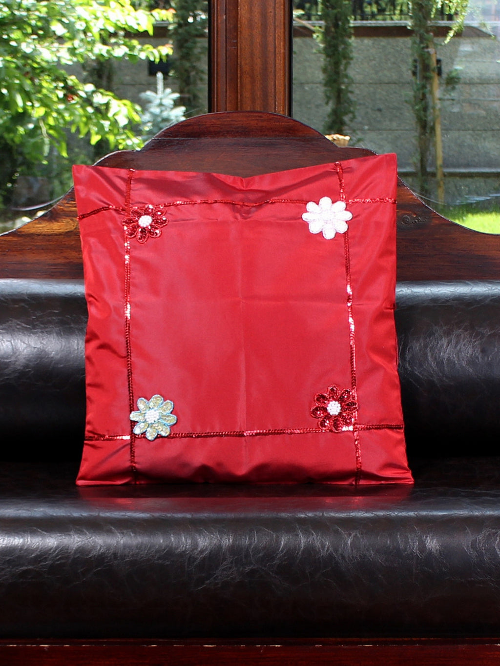 Kırmızı Narinlik – İncili Çiçek Motifli Payetli İpek Tafta Kırlent Kılıfı