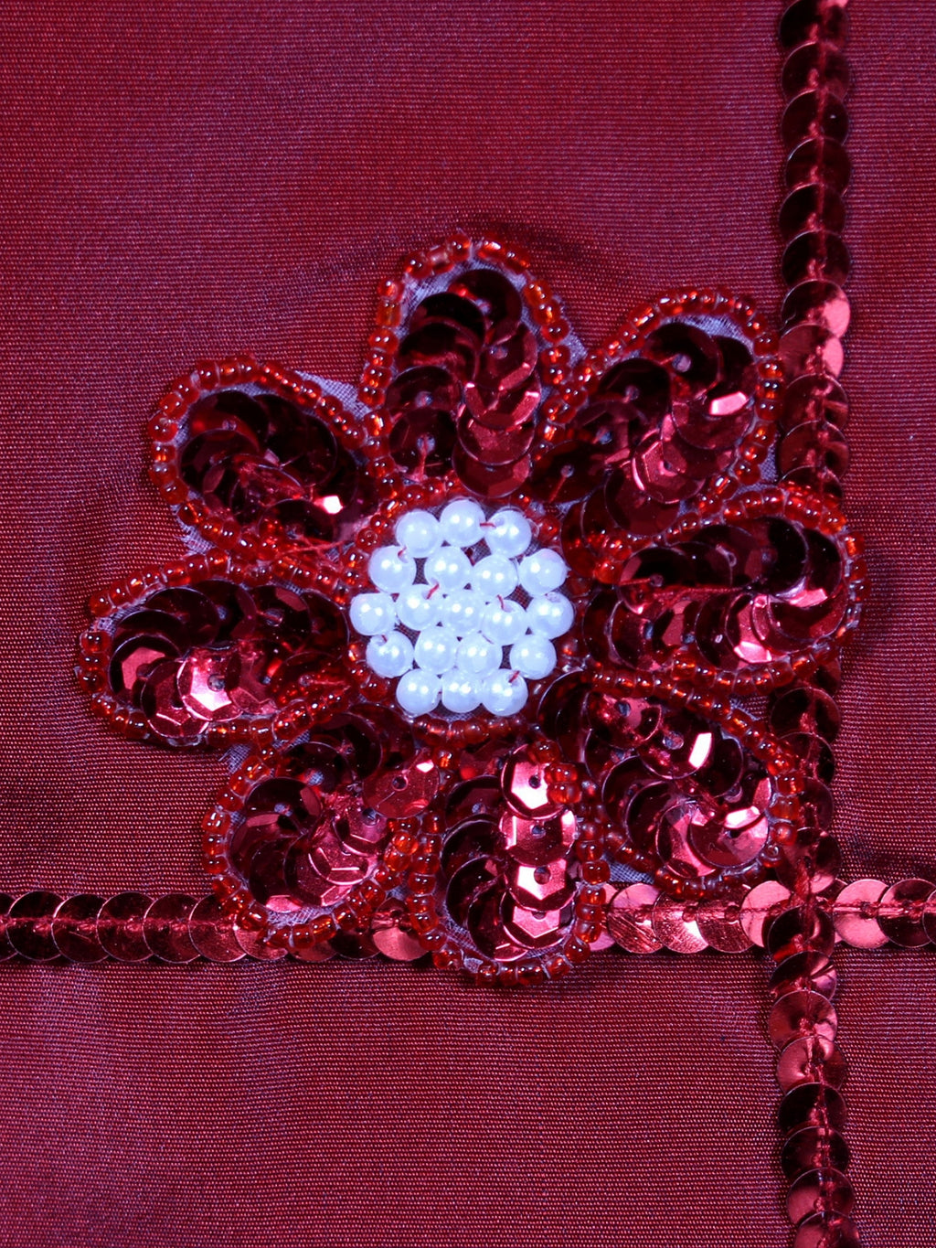 Kırmızı Narinlik – İncili Çiçek Motifli Payetli İpek Tafta Kırlent Kılıfı