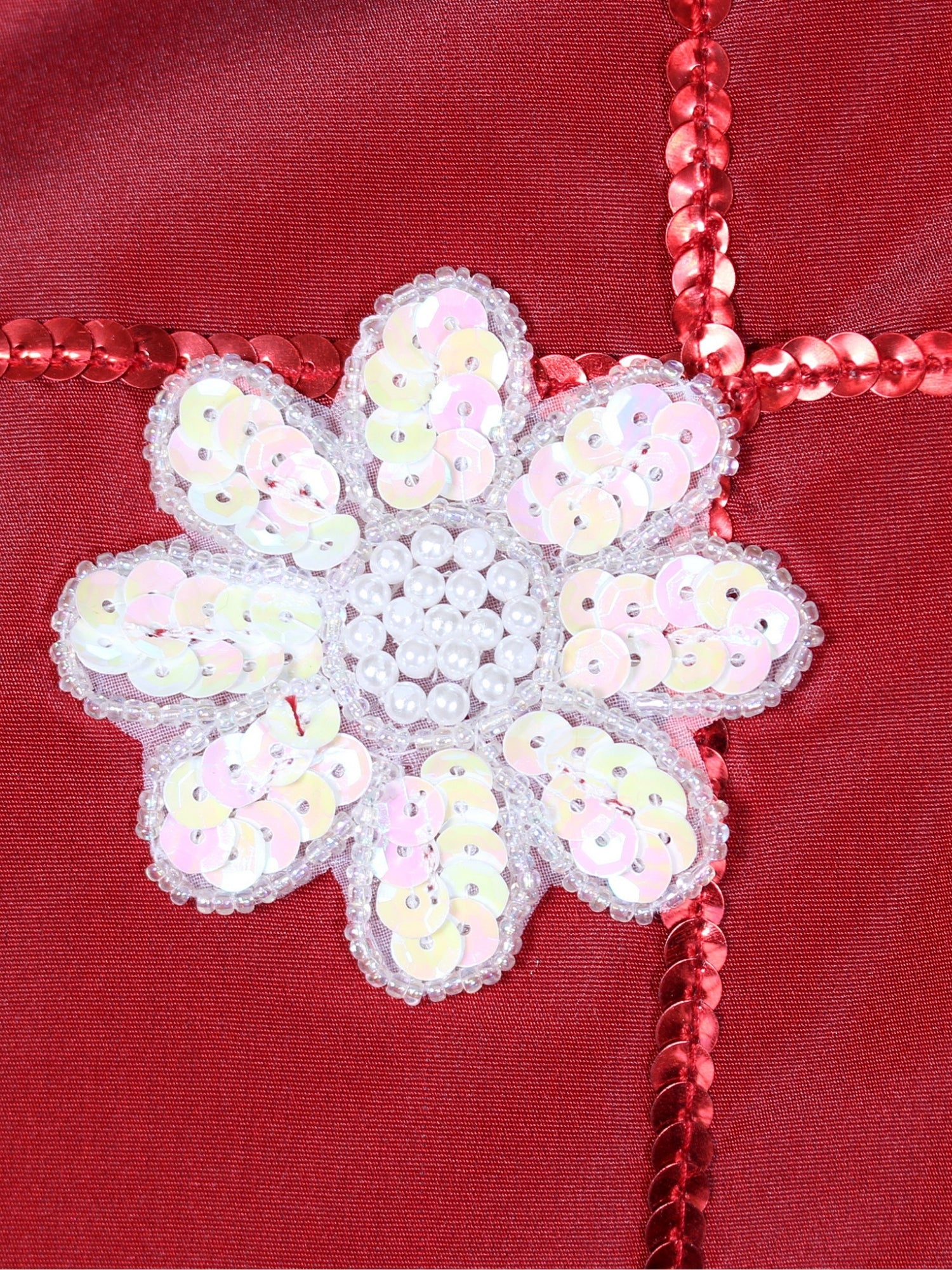 Kırmızı Narinlik – İncili Çiçek Motifli Payetli İpek Tafta Kırlent Kılıfı