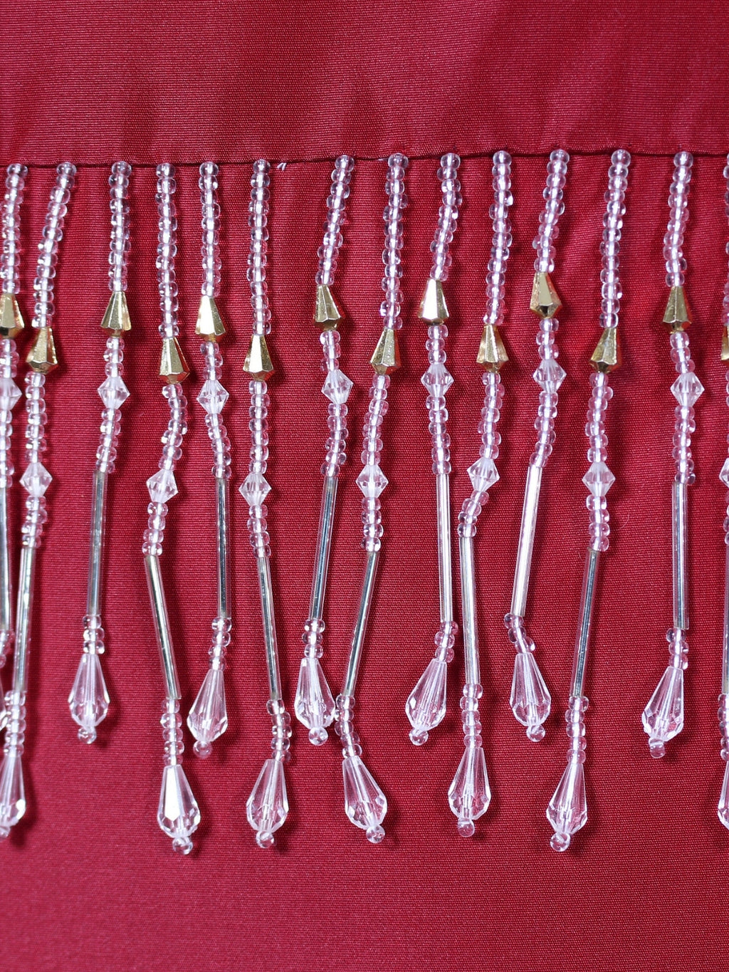 Kırmızı Hatıra – Taş Detaylı İpek Tafta Kırlent Kılıfı