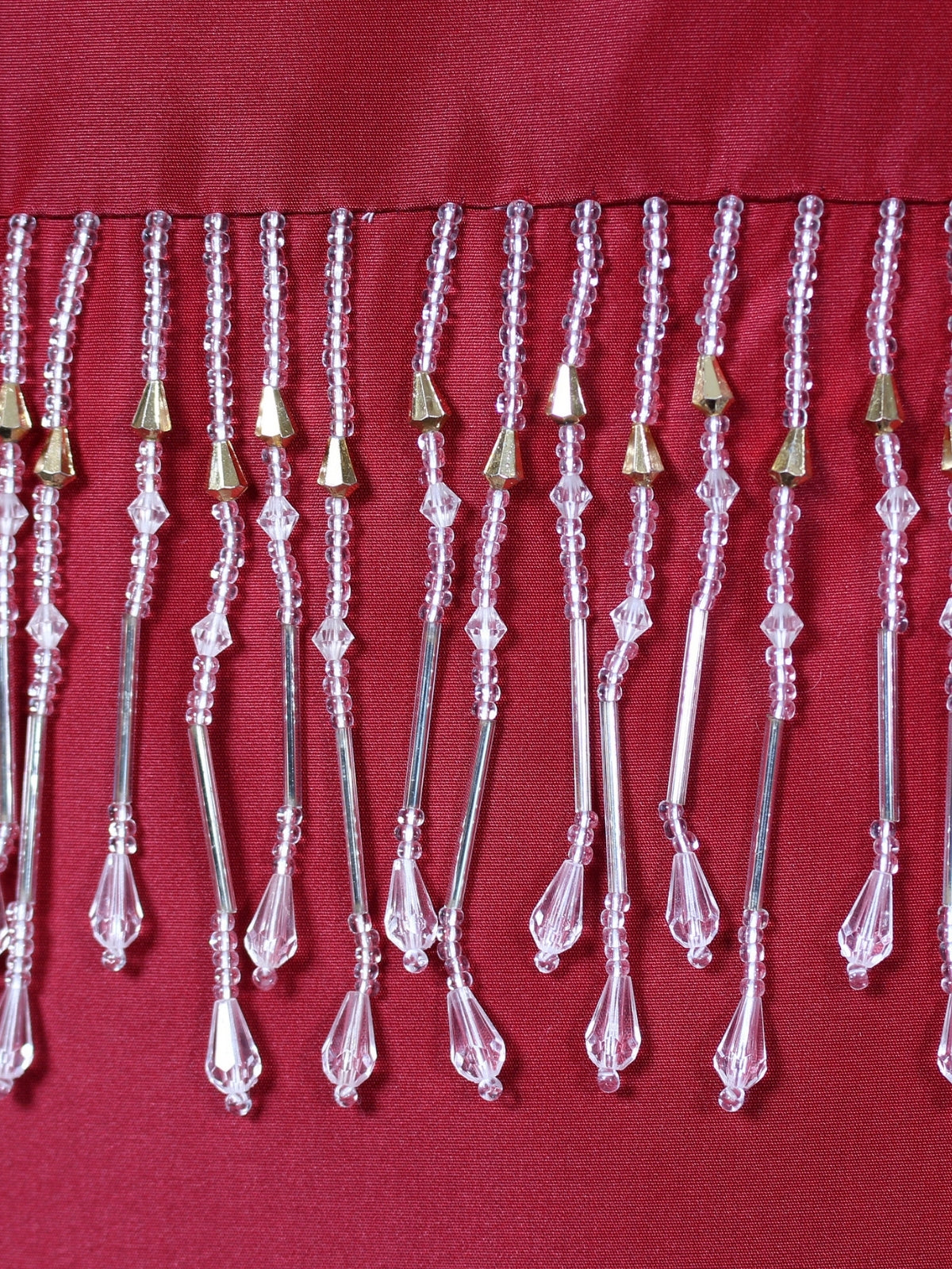 Kırmızı Hatıra – Taş Detaylı İpek Tafta Kırlent Kılıfı