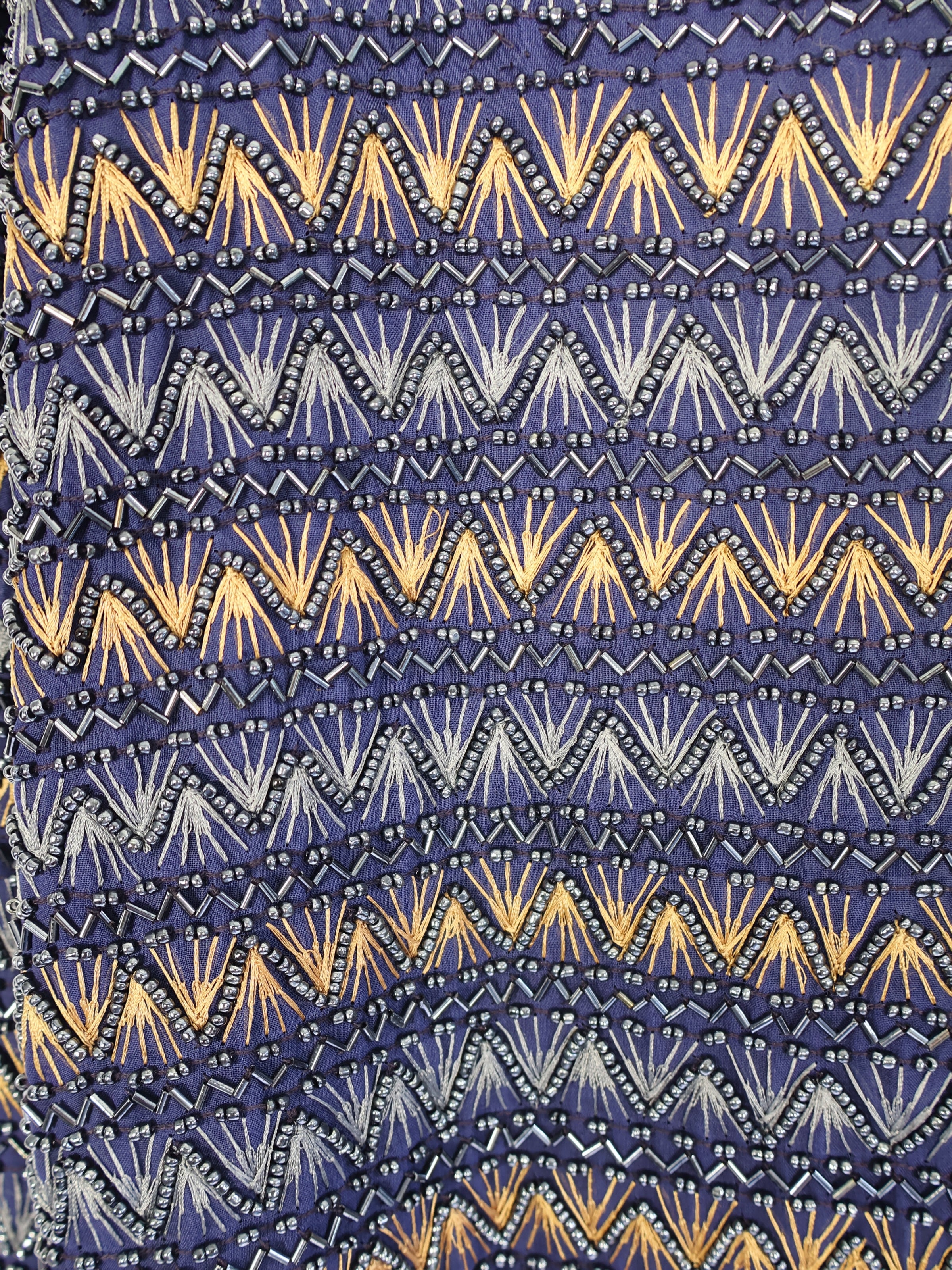 Gece Çizgileri – Lacivert ve Altın İşlemeli Uzun Ceket