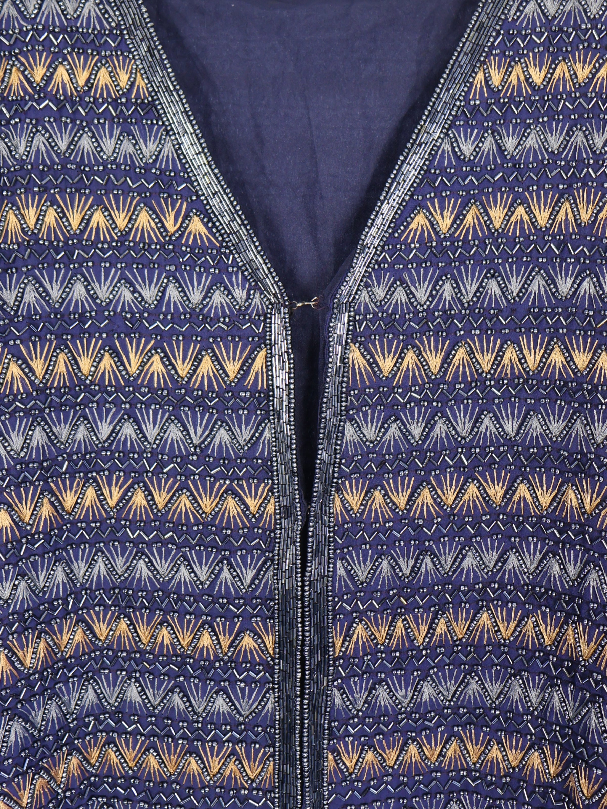 Gece Çizgileri – Lacivert ve Altın İşlemeli Uzun Ceket