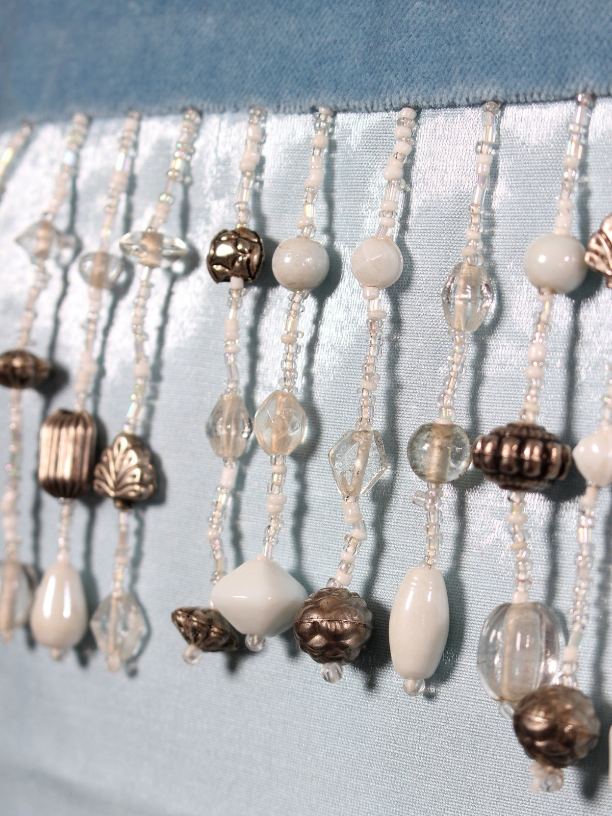 Buzlu Işık – Mavi Kadife & Saten Kırlent Kılıfı Boncuk İşlemeli