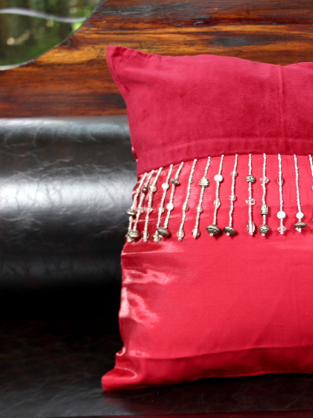 Bordo Sükûnet – Taş Detaylı Kadife & İpek Tafta Dekoratif Kırlent Kılıfı