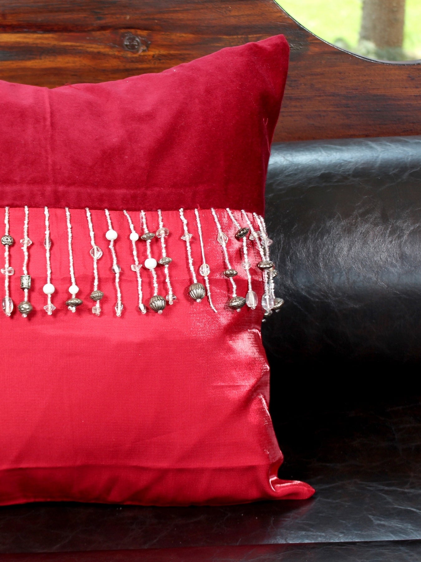 Bordo Sükûnet – Taş Detaylı Kadife & İpek Tafta Dekoratif Kırlent Kılıfı