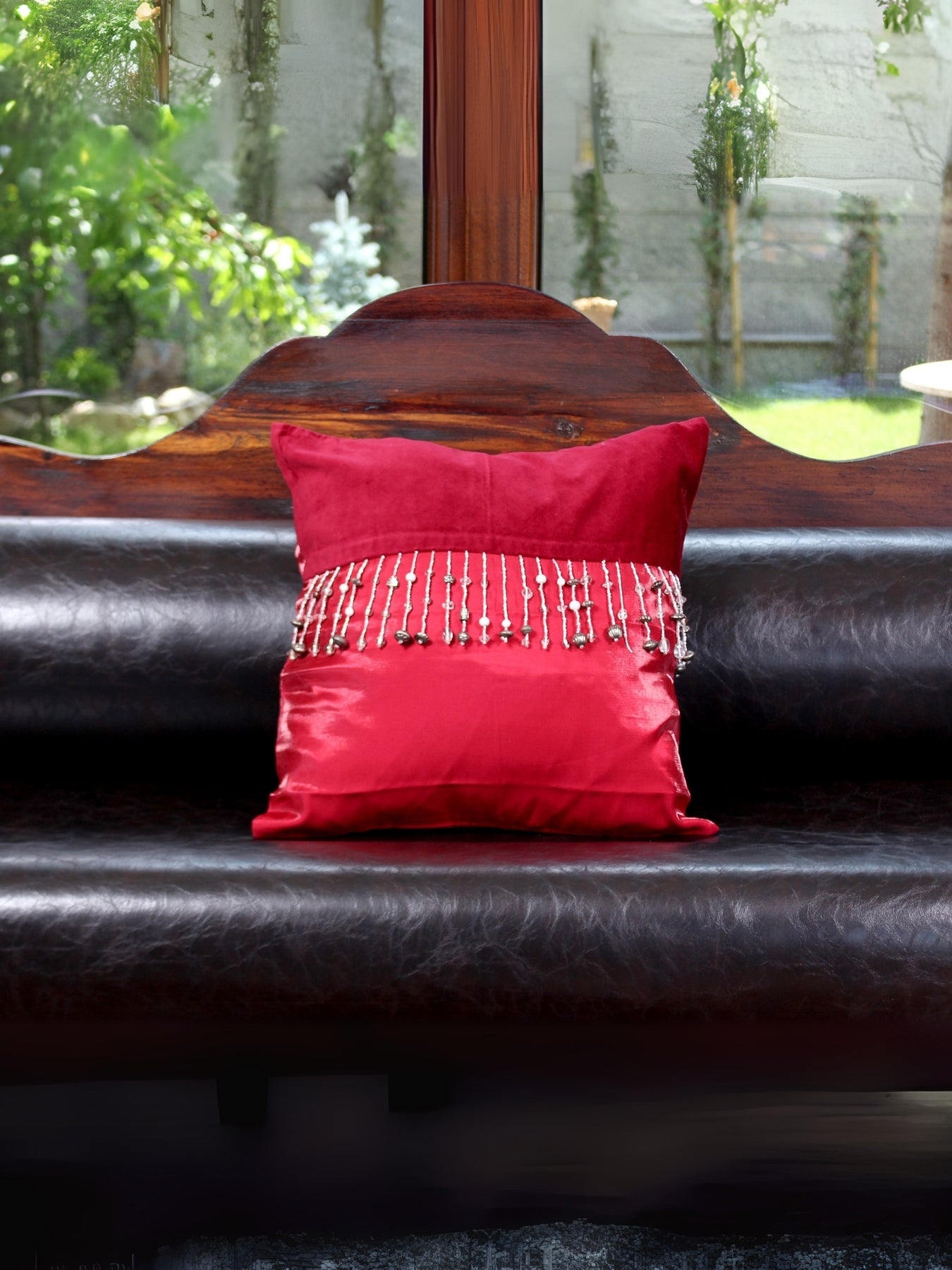 Bordo Sükûnet – Taş Detaylı Kadife & İpek Tafta Dekoratif Kırlent Kılıfı