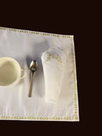 Simli Zarafet – Beyaz Atlas Amerikan Servis ve Peçete Takımı