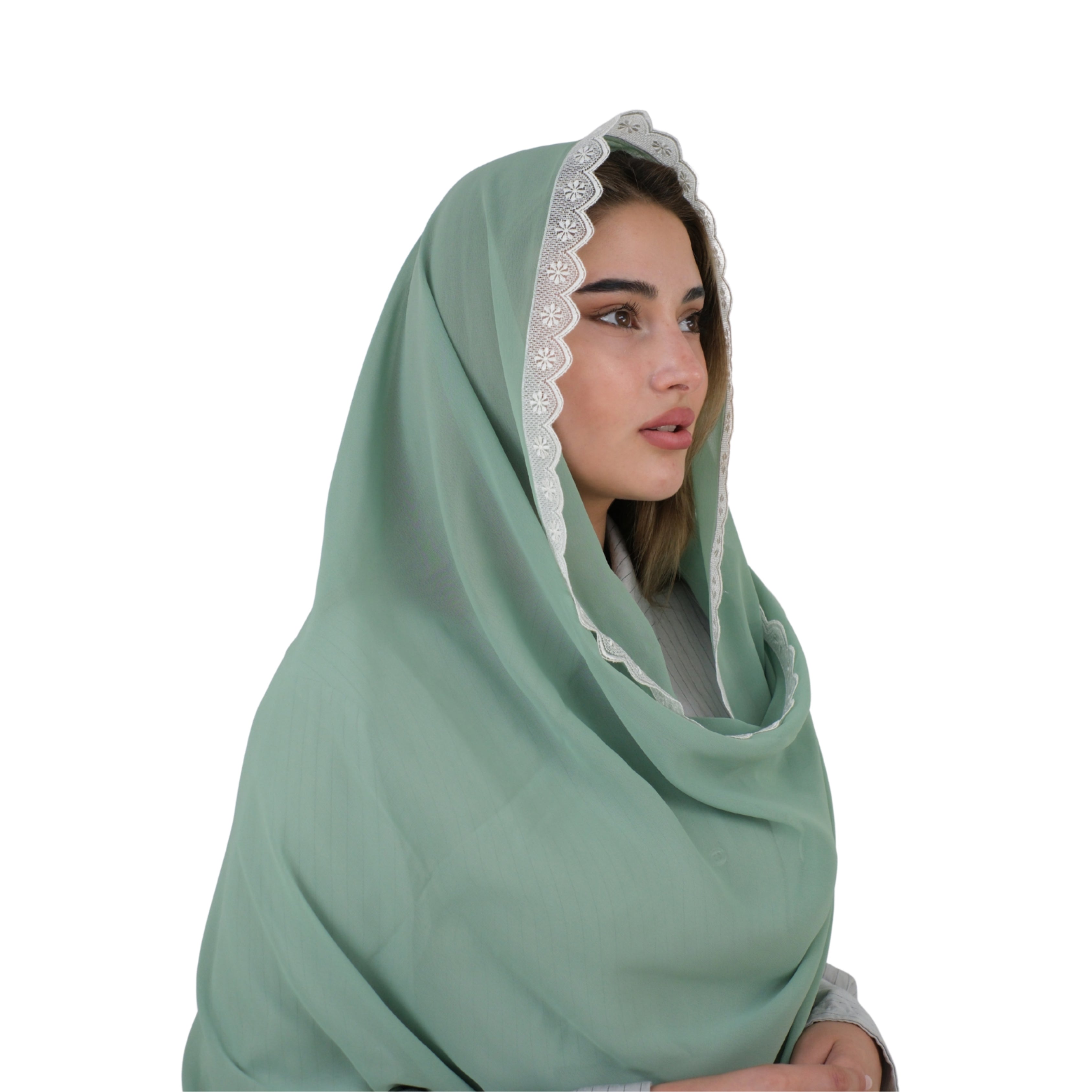 Zümrüt – Yeşil İpek Krep Demor Üzeri Beyaz Fransız Dantelli Başörtü