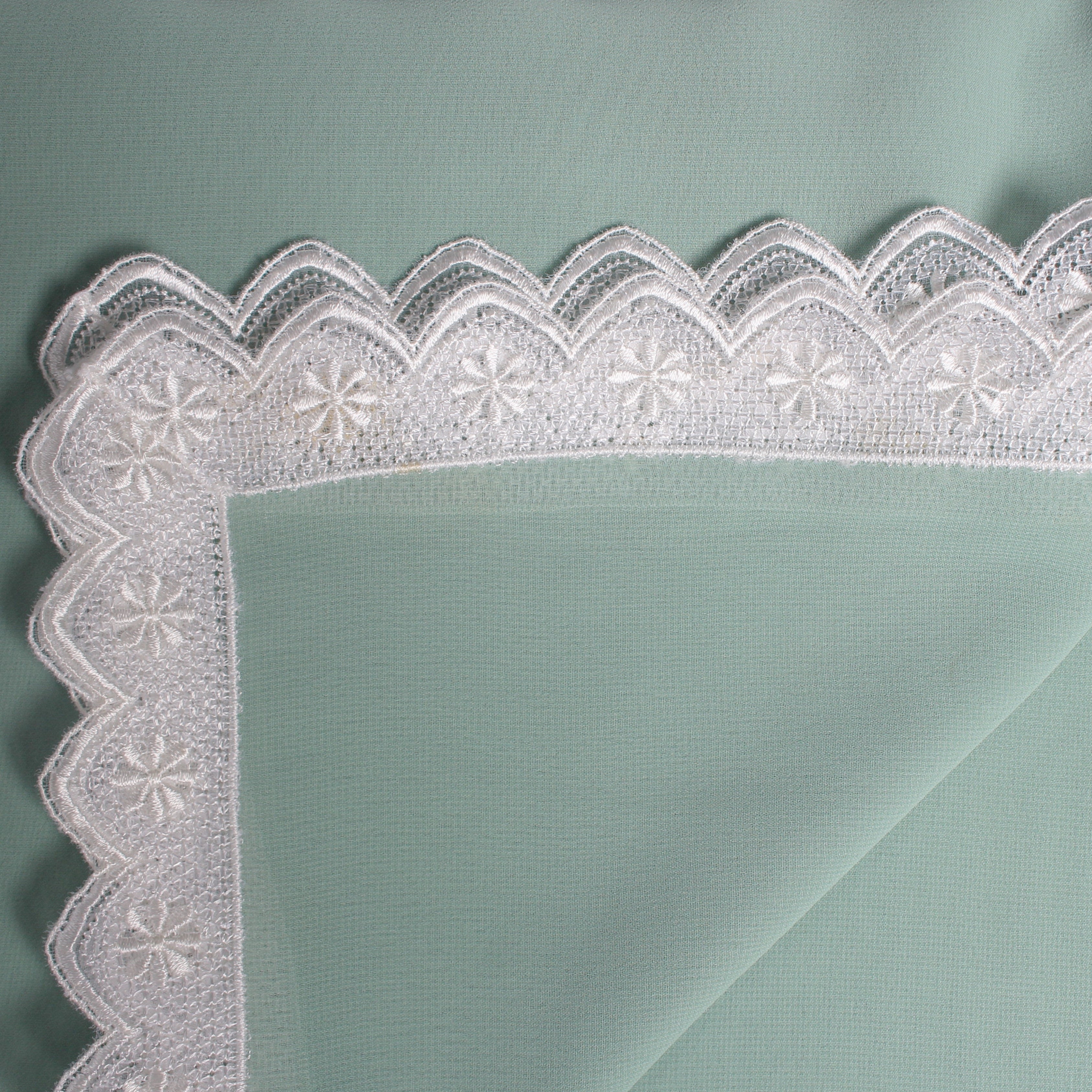 Zümrüt – Yeşil İpek Krep Demor Üzeri Beyaz Fransız Dantelli Başörtü