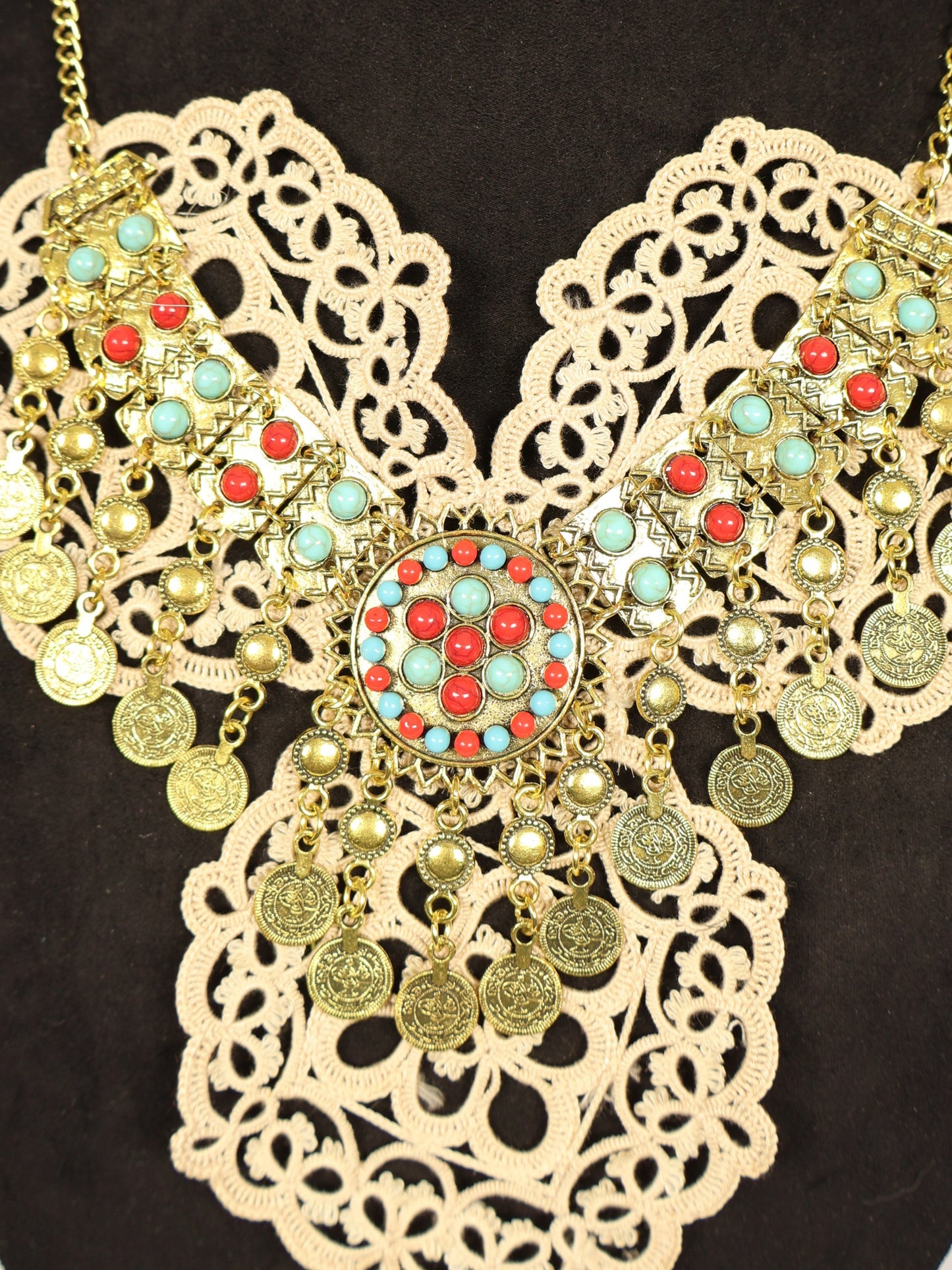 Altın İz – El Örgüsü Motifli Sallantılı Kolye