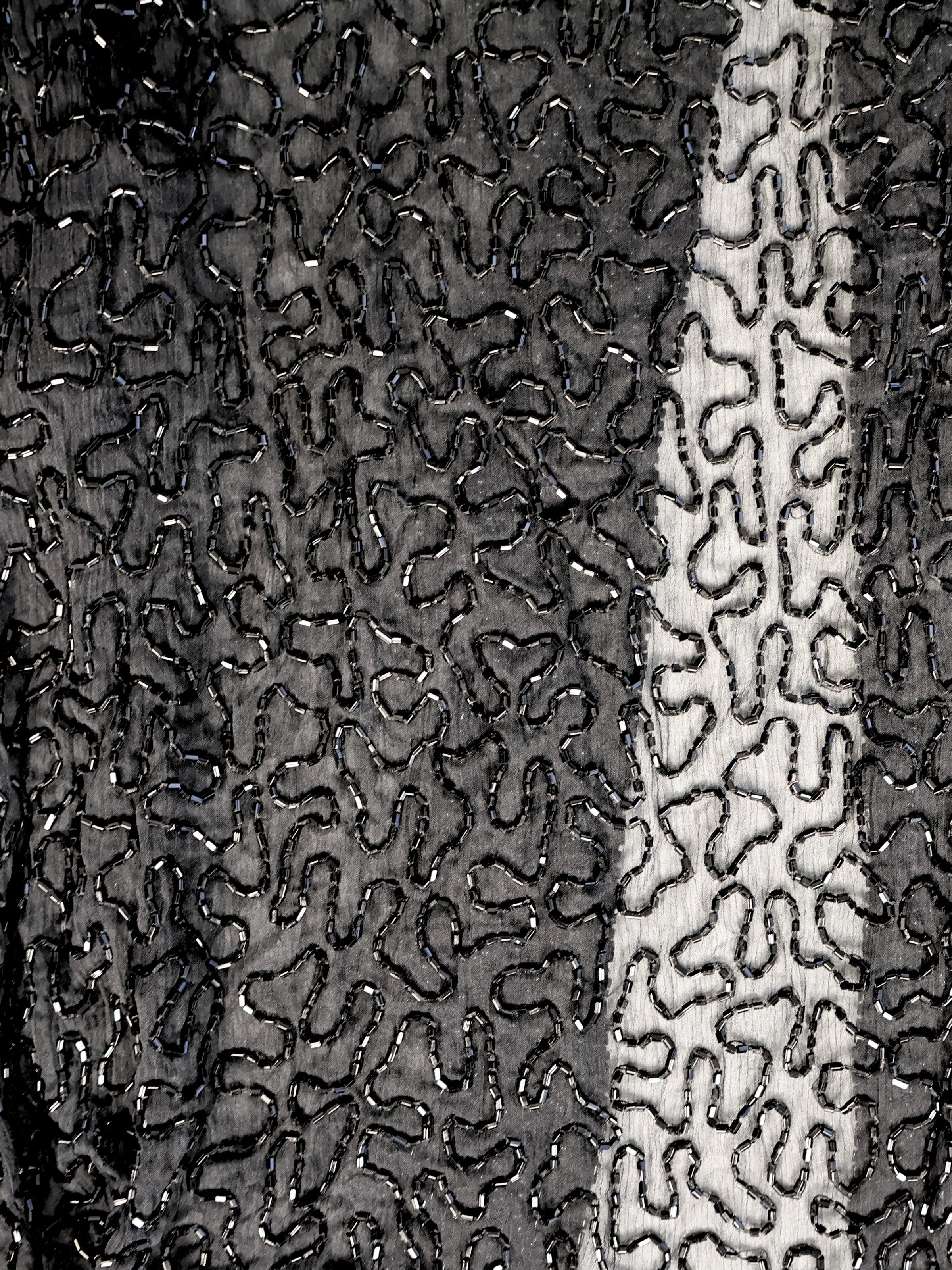 Gümüş Akış – Siyah Üzeri Zarif Boncuk İşlemeli Ceket