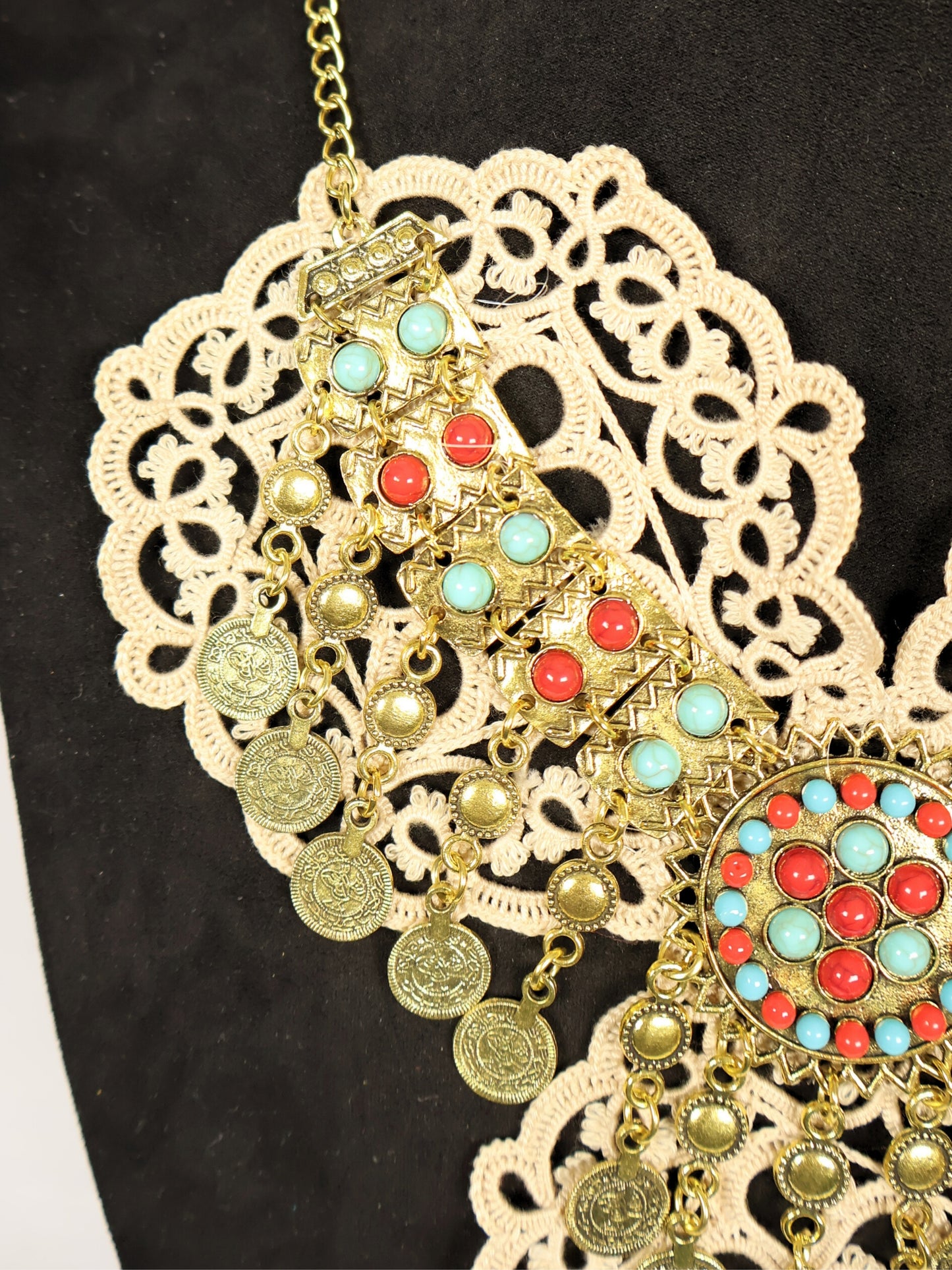 Altın İz – El Örgüsü Motifli Sallantılı Kolye