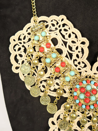 Altın İz – El Örgüsü Motifli Sallantılı Kolye