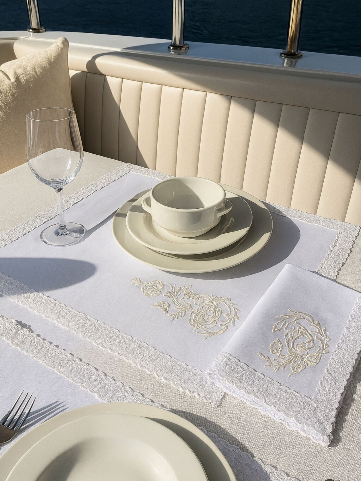 Beyaz Zarafet – El İşçiliği Keten Runner ve Amerikan Servis Takımı