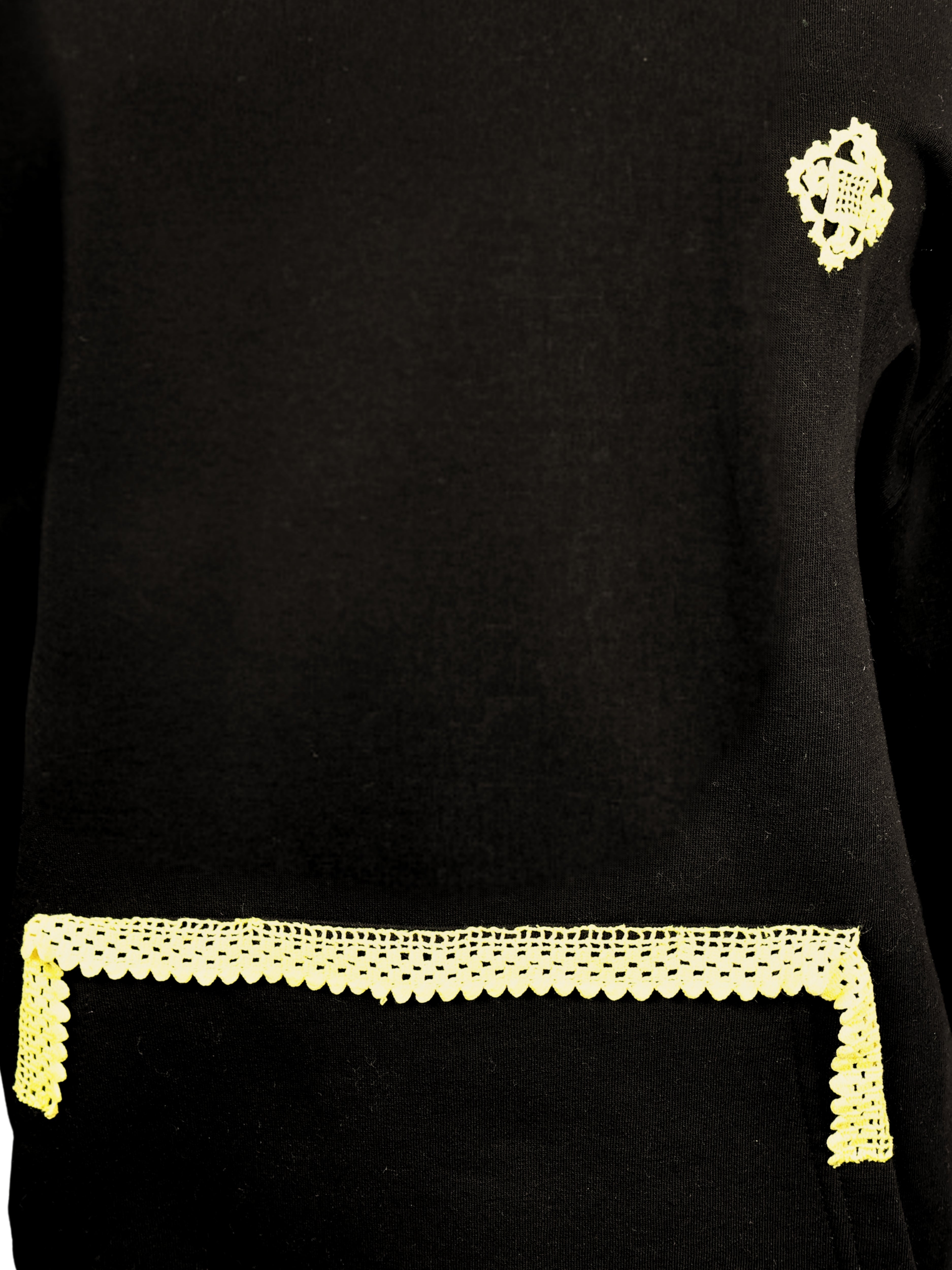 Gece Dokusu – El Tığ Detaylı Kapşonlu Siyah Sweatshirt