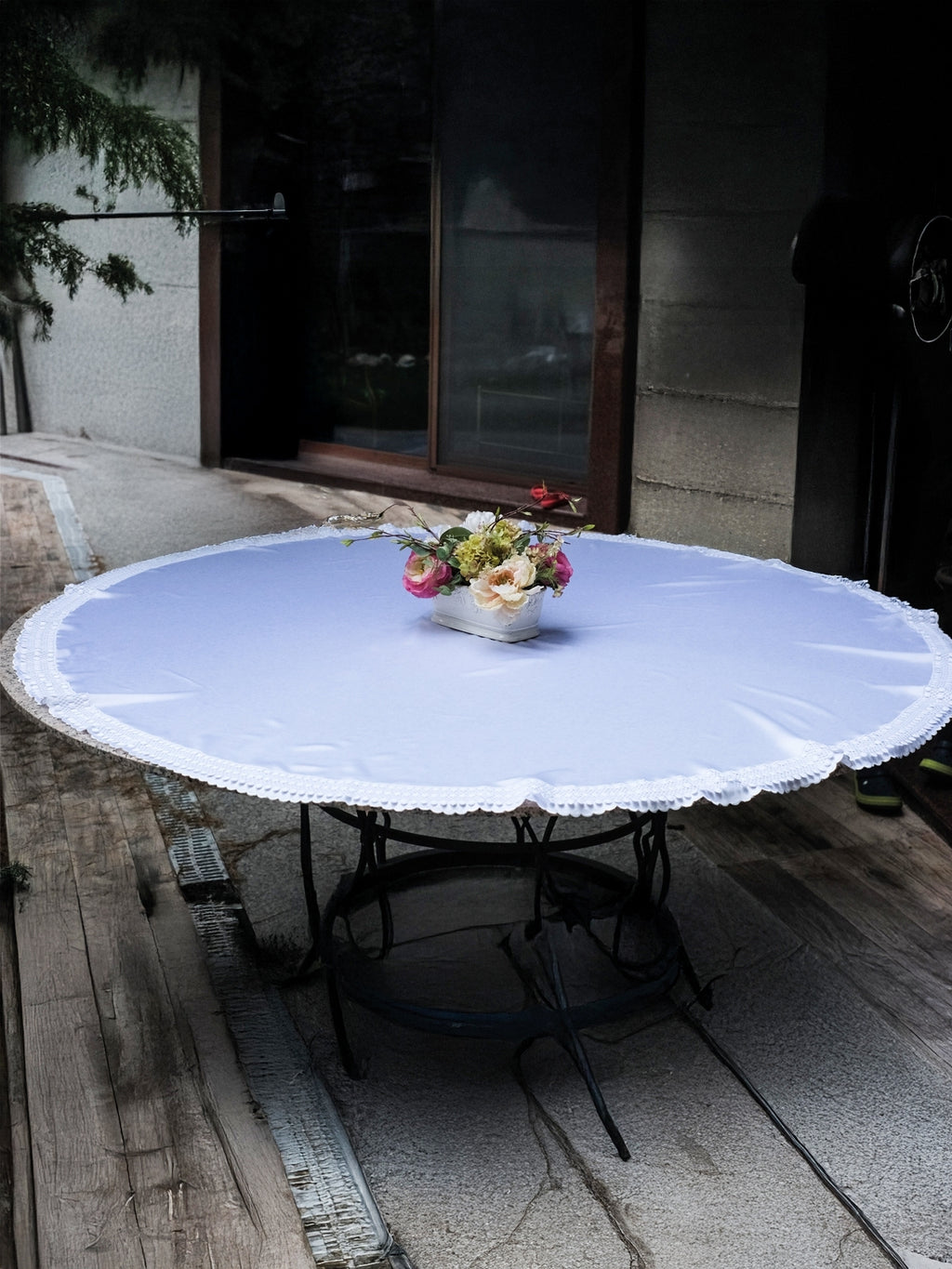 Sessiz Çevre – Güpür Süslemeli Beyaz Saten Dilimli Yuvarlak Masa Örtüsü