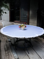 Sessiz Çevre – Güpür Süslemeli Beyaz Saten Dilimli Yuvarlak Masa Örtüsü